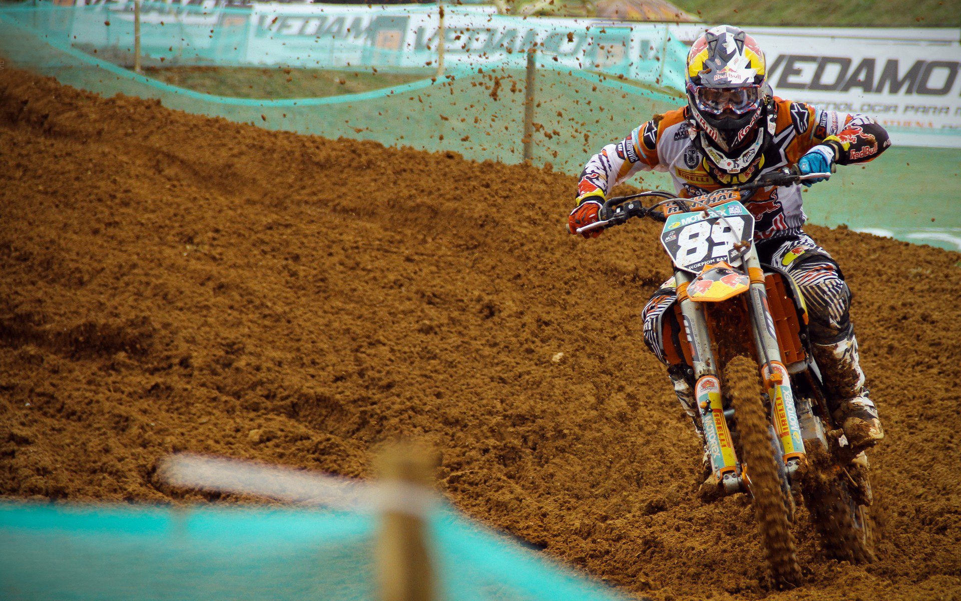 中锋与边位配合默契，多次完成快攻得分，中锋和边锋谁更容易进球